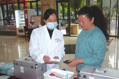 咸安区中医医院举办家庭小药箱健康科普活动 “家庭小药箱，您家备了吗？”